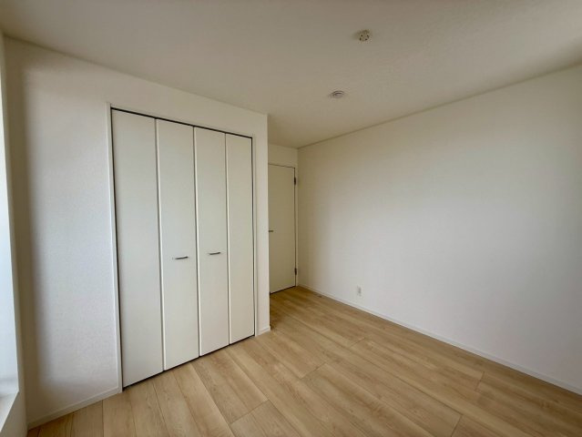 クレイドルガーデン糸満市宇江城 第2・4号棟の洋室|洋室６帖①クローゼット収納付き