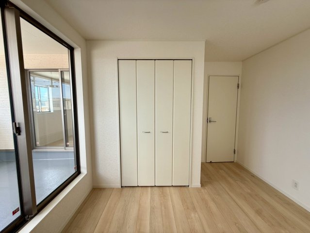 クレイドルガーデン糸満市宇江城 第2・4号棟の収納|洋室６帖①に設置されたクローゼット収納