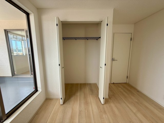 クレイドルガーデン糸満市宇江城 第2・4号棟の収納|洋室６帖①に設置されたクローゼット収納