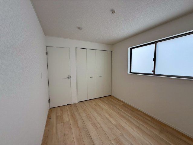 クレイドルガーデン糸満市宇江城 第2・4号棟の洋室|二面採光の２階洋室６帖②クローゼット収納付き