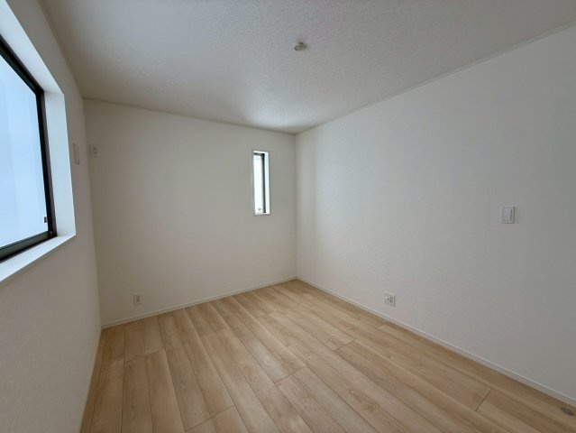 クレイドルガーデン糸満市宇江城 第2・4号棟の洋室|二面採光の２階洋室６帖②