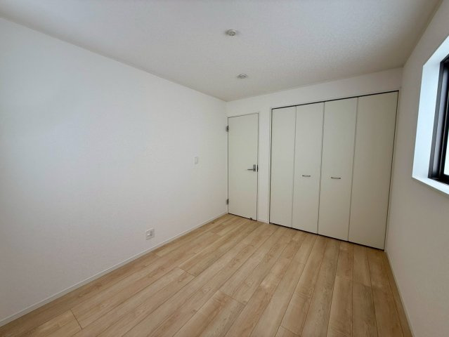 クレイドルガーデン糸満市宇江城 第2・4号棟の洋室|二面採光の２階洋室６帖②クローゼット収納付き