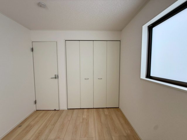 クレイドルガーデン糸満市宇江城 第2・4号棟のその他|２階洋室６帖②に設置されたクローゼット収納