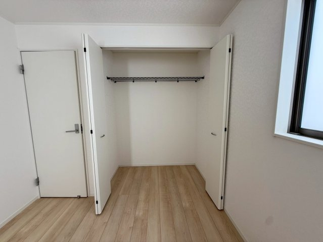 クレイドルガーデン糸満市宇江城 第2・4号棟の収納|２階洋室６帖②に設置されたクローゼット収納