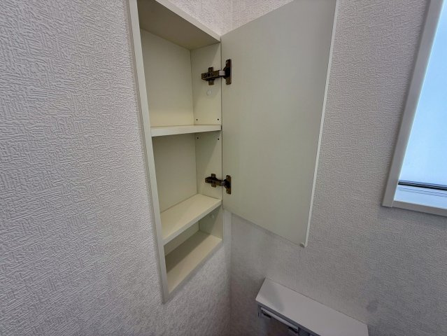 クレイドルガーデン糸満市宇江城 第2・4号棟の玄関|２階トイレに設置された便利な収納棚