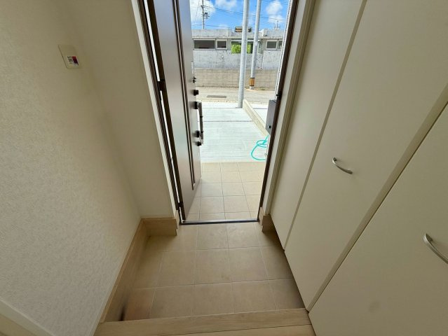 クレイドルガーデン糸満市宇江城 第2・4号棟の玄関|室内から見た玄関