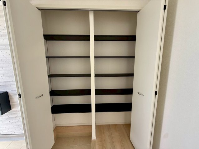 クレイドルガーデン糸満市宇江城 第2・4号棟の収納|可動式棚付きで大容量の天井高シューズクローゼット