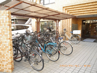 【その他共用部分】 | 屋根付きの駐輪場となっていますので、雨の日でも大切な自転車が濡れずに済みます。