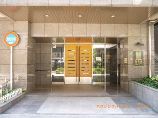 【その他共用部分】 | 重厚感ある正面玄関入口となります。