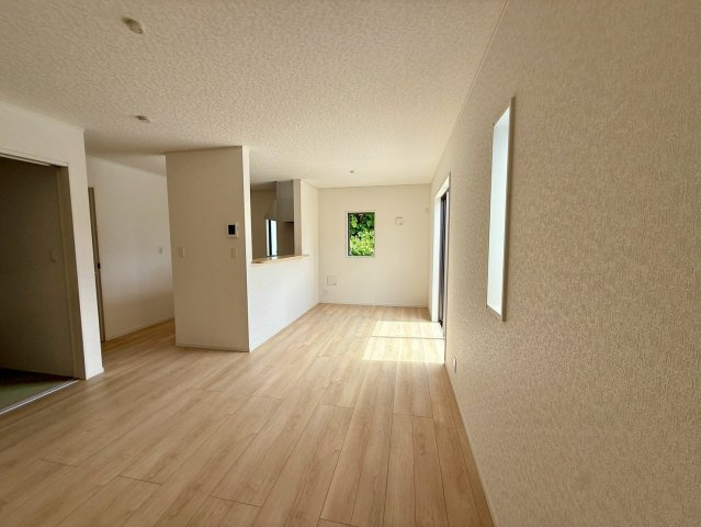 クレイドルガーデン糸満市宇江城 第2・5号棟の居間・リビング|二面採光で明るく広々としたLDK16帖