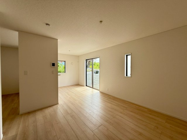 クレイドルガーデン糸満市宇江城 第2・5号棟の居間・リビング|二面採光で明るく広々としたLDK16帖