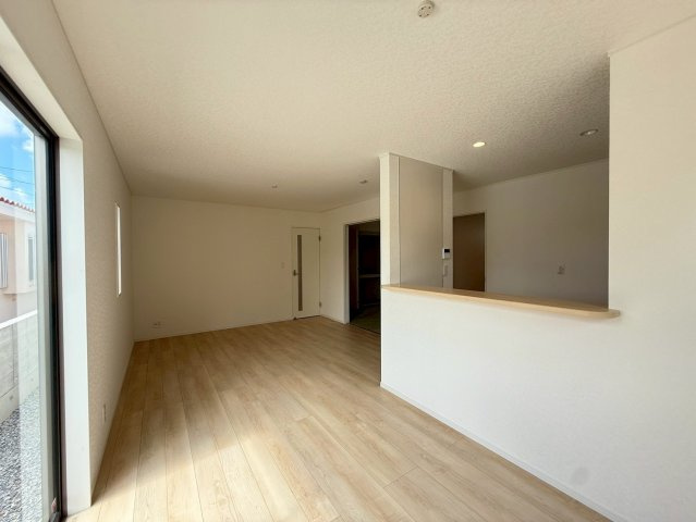 クレイドルガーデン糸満市宇江城 第2・5号棟の居間・リビング|二面採光で明るく広々としたLDK16帖+洋風和室5.2帖