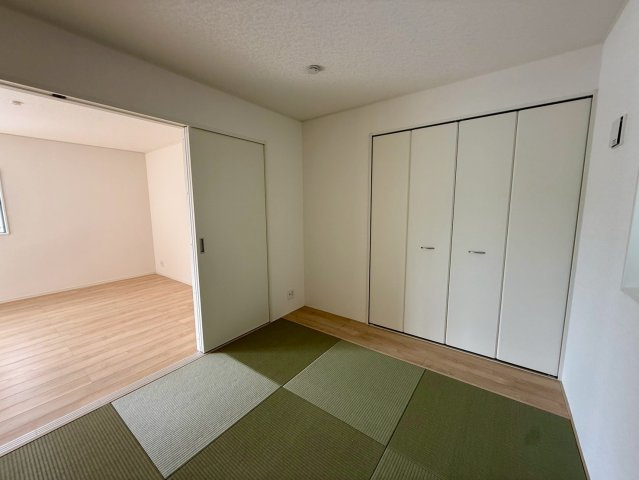 クレイドルガーデン糸満市宇江城 第2・5号棟の和室|リビングに隣接する洋風和室5.2帖・押入れ収納付き