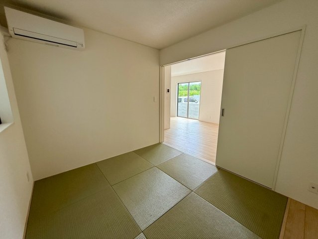 クレイドルガーデン糸満市宇江城 第2・5号棟の和室|リビングに隣接する洋風和室5.2帖