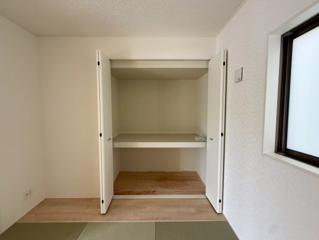 クレイドルガーデン糸満市宇江城 第2・5号棟の収納|洋風和室5.2帖に設置された押入れ収納