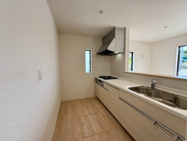 クレイドルガーデン糸満市宇江城 第2・5号棟のキッチン|会話の弾む対面式のシステムキッチン・換気窓＆床下収納付き