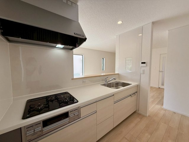 クレイドルガーデン糸満市宇江城 第2・5号棟のキッチン|レンジフード＆ガスコンロ３口＆浄水器付きキッチン