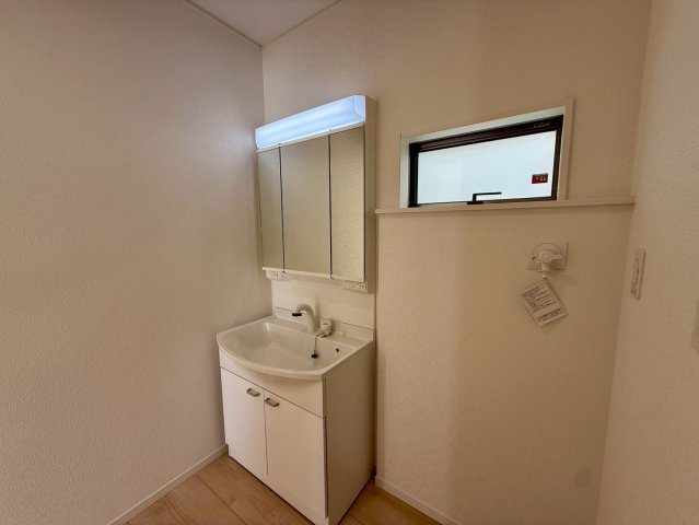 クレイドルガーデン糸満市宇江城 第2・5号棟の独立洗面台|シャワー付き洗面化粧台＆洗濯機置場／換気窓付き