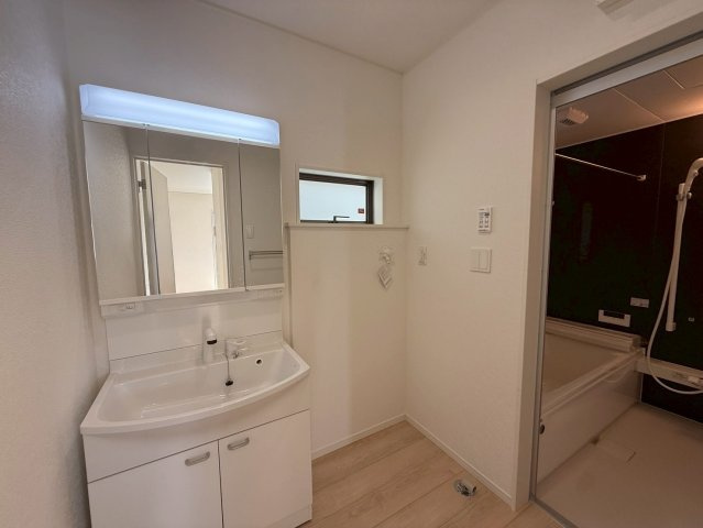 クレイドルガーデン糸満市宇江城 第2・5号棟の独立洗面台|洗面室から浴室への動線