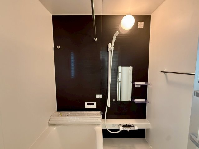 クレイドルガーデン糸満市宇江城 第2・5号棟の浴室|浴室乾燥機付きユニットバス／鏡＆物干し竿付き