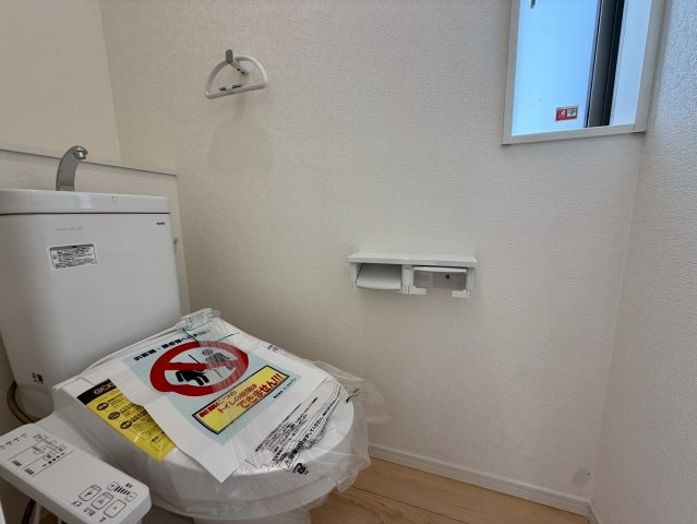 クレイドルガーデン糸満市宇江城 第2・5号棟のトイレ|１階トイレ・換気窓＆収納棚付き／温水洗浄便座