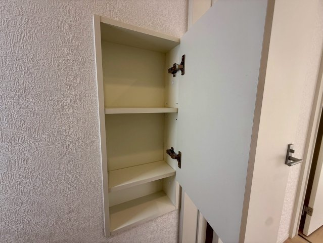 クレイドルガーデン糸満市宇江城 第2・5号棟の収納|１階トイレに設置された便利な収納棚