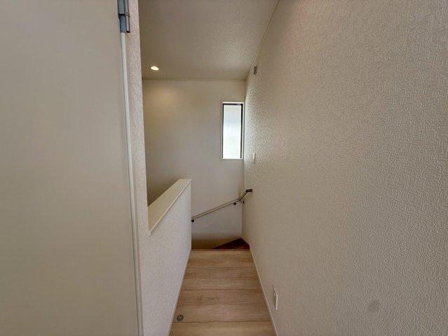 クレイドルガーデン糸満市宇江城 第2・5号棟の内装|手すり付き階段から２階廊下へ