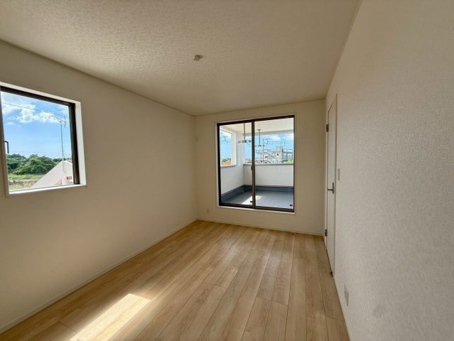 クレイドルガーデン糸満市宇江城 第2・5号棟の洋室|二面採光の２階主寝室6.7帖・バルコニー出入口付き