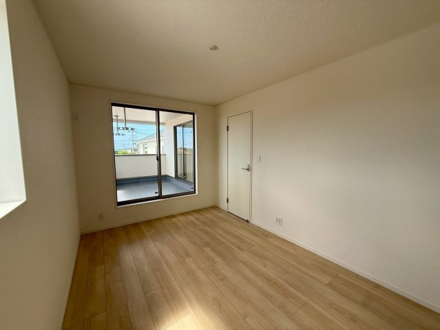 クレイドルガーデン糸満市宇江城 第2・5号棟の洋室|二面採光の２階主寝室6.7帖・バルコニー出入口付き