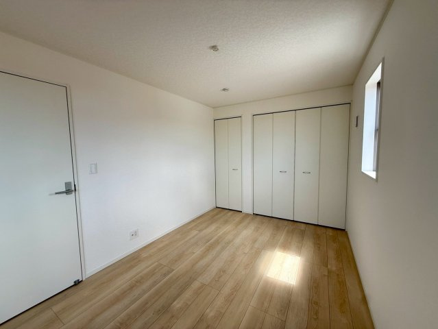 クレイドルガーデン糸満市宇江城 第2・5号棟の洋室|２階主寝室6.7帖・クローゼット収納付き