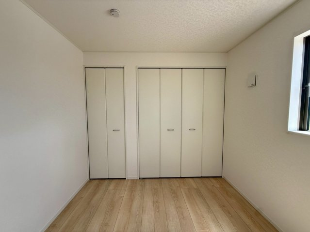 クレイドルガーデン糸満市宇江城 第2・5号棟の洋室|２階主寝室6.7帖に設置されたクローゼット収納