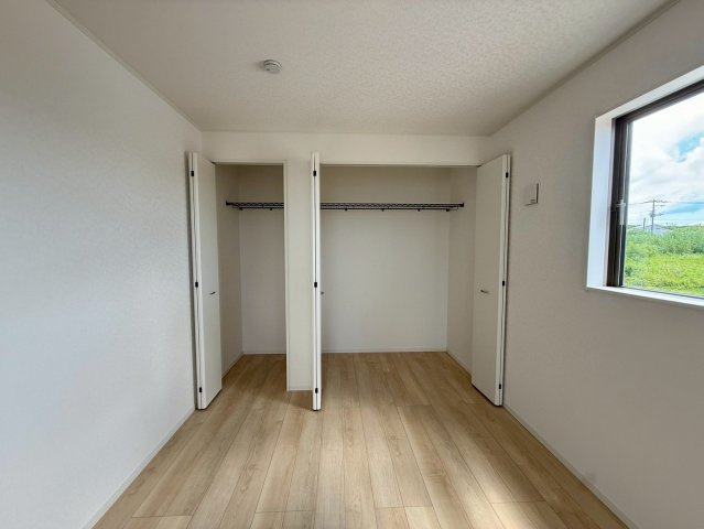 クレイドルガーデン糸満市宇江城 第2・5号棟の洋室|２階主寝室6.7帖に設置されたクローゼット収納