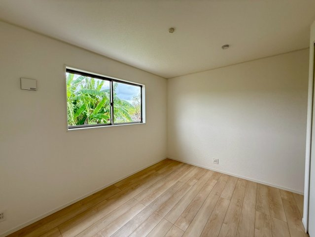 クレイドルガーデン糸満市宇江城 第2・5号棟の洋室|二面採光の２階洋室6.5帖