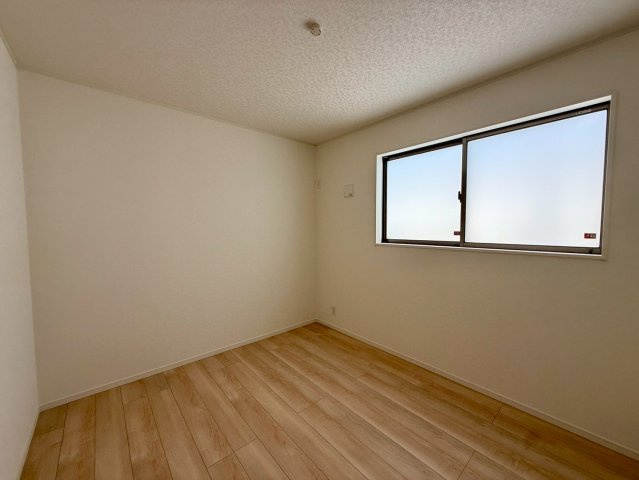 クレイドルガーデン糸満市宇江城 第2・5号棟の洋室|二面採光の２階洋室5.2帖