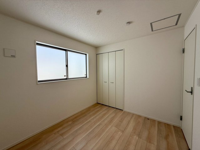 クレイドルガーデン糸満市宇江城 第2・5号棟の洋室|二面採光の２階洋室5.2帖・クローゼット収納付き