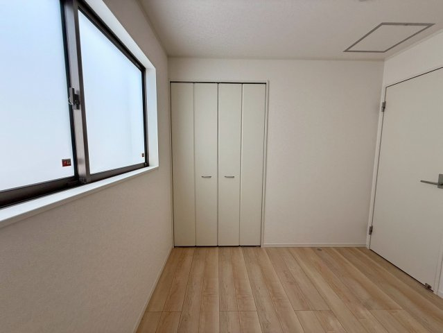 クレイドルガーデン糸満市宇江城 第2・5号棟のその他|二面採光の２階洋室5.2帖・クローゼット収納付き