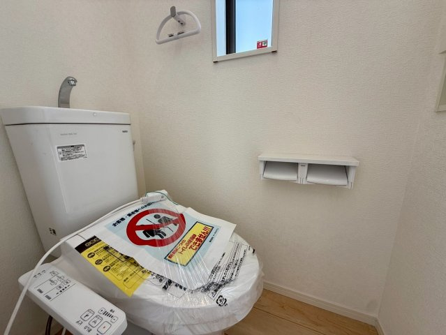 クレイドルガーデン糸満市宇江城 第2・5号棟のトイレ|２階トイレ・換気窓＆収納棚付き／温水洗浄便座