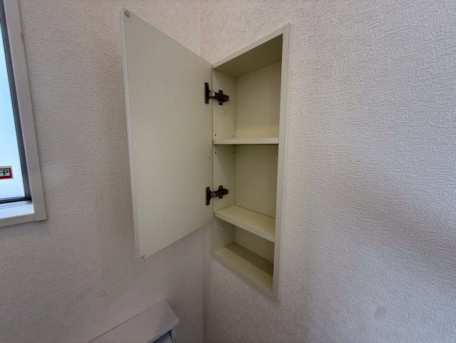 クレイドルガーデン糸満市宇江城 第2・5号棟のトイレ|２階トイレに設置された便利な収納棚