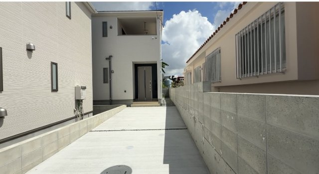 クレイドルガーデン糸満市宇江城 第2・5号棟の駐車場|建物外観＆縦列３台駐車可能スペース付き