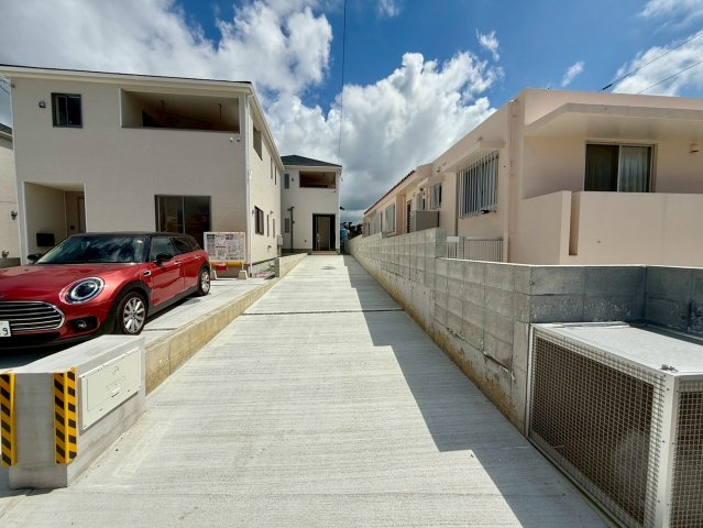 クレイドルガーデン糸満市宇江城 第2・5号棟の駐車場|建物外観＆縦列３台駐車可能スペース付き