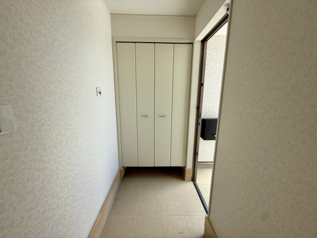 クレイドルガーデン糸満市宇江城 第2・5号棟の収納|可動式棚付きで大容量の天井高シューズクローゼット