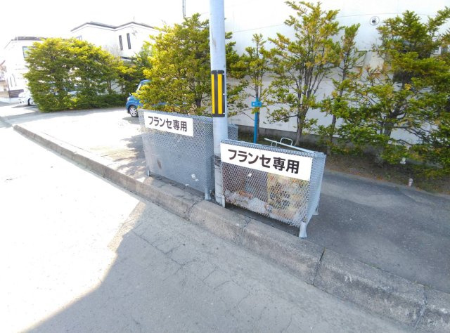 リラ・フランセＲの駐車場