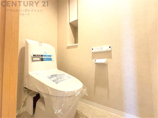 温水洗浄便座付トイレは温水洗浄機能により、暖かい水でおしりを洗浄することができ、冷たい水を使う従来の便座に比べ、温水洗浄機能で暖かいトイレを提供し、快適な使用を可能にします。