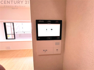 訪問者が来たときにテレビ画面で確認できるため、安心してドアを開けられます。録画機能があるものもあり、留守中に来訪者を記録しておくことができます。利便性が高く、セキュリティ面でも安心です