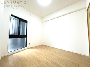 リラックスできるプライベート空間で、快適な睡眠をサポート。個人の好みに合わせたインテリアや寝具で心地良さを追求。プライベートな時間を過ごし、リフレッシュする場所におすすめです。