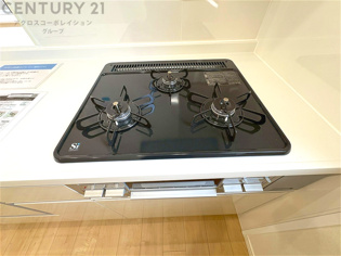 多数の調理器具を同時に使用でき、料理の効率化が可能。省エネで節約になり、様々な料理スタイルに適応できます。また、火力調整が独立しており、手入れや掃除もしやすく、今よりもっとお料理が楽しくなるかも。