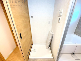 洗濯物の仕分け作業がしやすく、整理整頓が容易になります。洗濯音や湿気を他の部屋に持ち込まず、生活環境を快適に保ちます。上部を活用すれば収納スペースを確保でき洗剤や洗濯用品の整理もしやすくなります。