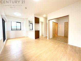 リビングダイニングは家族や友人とのコミュニケーションを楽しむ場所でくつろぎながら食事や会話を楽しめ、多目的に利用できリラックスできる空間です。家庭内の中心として機能し、快適な生活をサポートします。