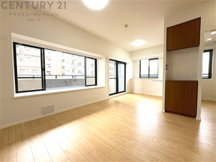 キッチン前のダイニングスペース　カウンターキッチンから料理の受け渡し等に便利です。ダイニングセットを置いても十分な広さを確保。