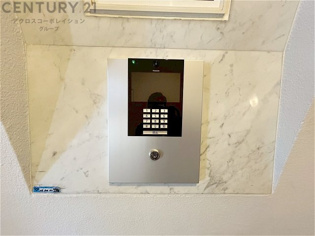 オートロック式エントランスは他の住民や外部の人間が簡単に出入りできないため、個々の住戸が安全に保たれます。同時に、訪問者が来訪する場合にはインターホン等で確認することができ、不要な来客を遮断できます。